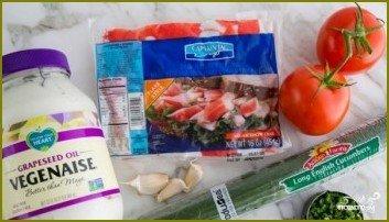 Крабовый салат с помидорами и огурцами - фото шаг 1
