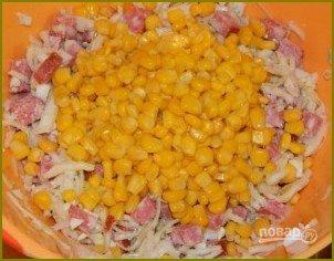 Салат с кукурузой и колбасой - фото шаг 6