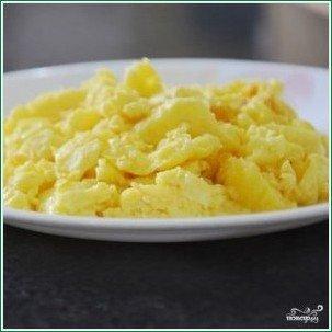Яичница-болтунья с сыром