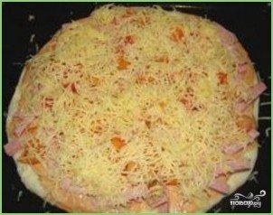 Пицца с помидорами, колбасой и сыром - фото шаг 5