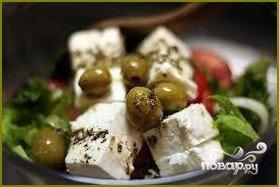 Салат греческий с оливками - фото шаг 9