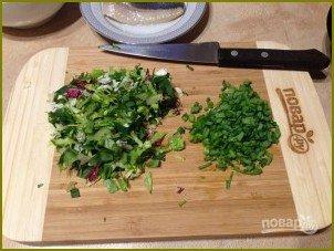 Салат из свежей зелени с сельдью и яйцами - фото шаг 2