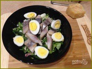 Салат из свежей зелени с сельдью и яйцами - фото шаг 4