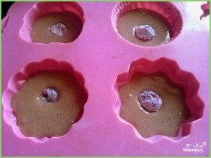 Кексы из бисквитного теста с начинкой - фото шаг 3