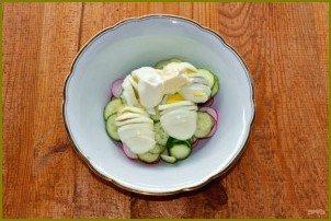 Салат из редиса с огурцом и яйцом - фото шаг 5