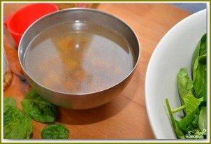 Салат из шпината, изюма и кедровых орешков - фото шаг 2