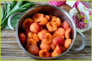 Варенье из абрикосов с листьями вишни - фото шаг 2