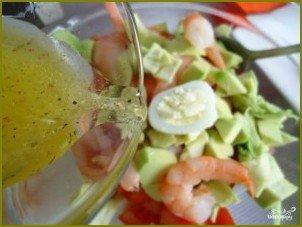 Салат из авокадо с креветками и яйцом - фото шаг 5