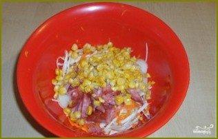 Салат из свежей капусты и копченой колбасы - фото шаг 5