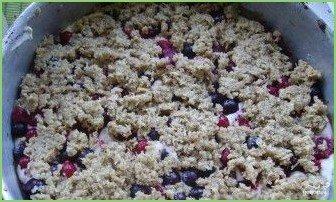 Песочный пирог с творогом и ягодами - фото шаг 3
