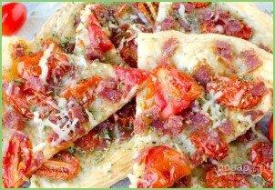 Простая пицца с салями и помидорами - фото шаг 4