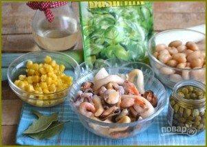 Салат из морепродуктов с фасолью, кукурузой и каперсами - фото шаг 1