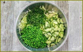 Салат из свежей капусты и зеленого горошка - фото шаг 2