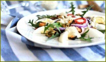 Салат с мидиями и пикантной заправкой - фото шаг 6