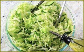 Салат с капустой и огурцами - фото шаг 4