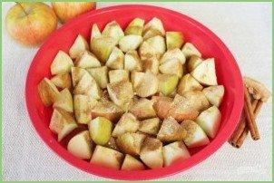 Шарлотка с пряными яблоками и семечками - фото шаг 6