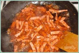 Макароны с колбасой и томатным соусом