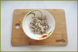 Салат с кальмарами и маринованными грибами - фото шаг 5
