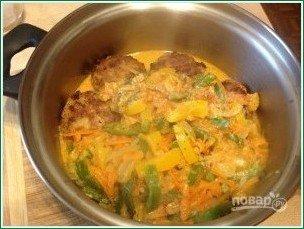 Тефтели с рисом и овощным соусом