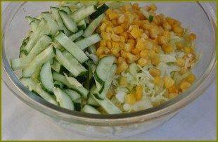 Простой салат с кукурузой консервированной - фото шаг 4