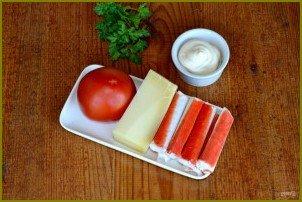 Слоеный салат с помидорами и крабовыми палочками - фото шаг 1