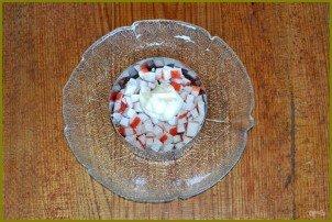 Слоеный салат с помидорами и крабовыми палочками - фото шаг 3