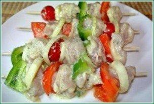 Курица на шпажках с овощами