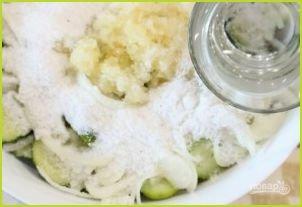 Сырой салат из огурцов на зиму - фото шаг 5