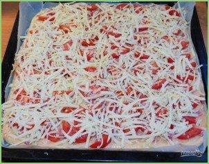 Домашняя пицца с колбасой и помидорами - фото шаг 5