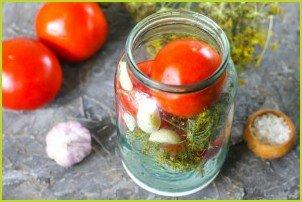 Квашеные помидоры с чесноком и зеленью - фото шаг 3