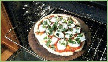 Пицца с базиликом и моцареллой - фото шаг 2