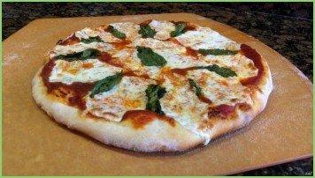Пицца с базиликом и моцареллой - фото шаг 3