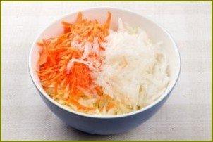 Свежий салат из капусты с морковью - фото шаг 4
