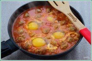 Фрикадельки с томатным соусом и яйцом
