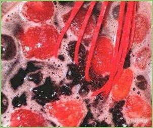 Пирог из замороженных ягод - фото шаг 5