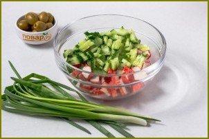 Салат с крабовыми палочками и оливками - фото шаг 2