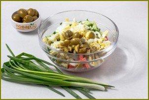 Салат с крабовыми палочками и оливками - фото шаг 3