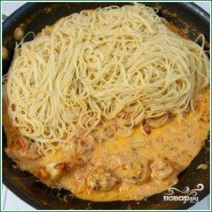 Спагетти с креветками в сливочно-томатном соусе