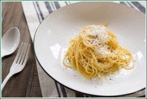Спагетти с сыром и черным перцем