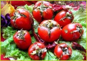 Малосольные помидоры с чесноком и зеленью - фото шаг 9