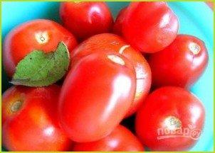 Малосольные помидоры с чесноком и зеленью - фото шаг 4