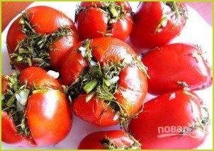 Малосольные помидоры с чесноком и зеленью - фото шаг 7