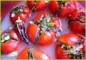 Малосольные помидоры с чесноком и зеленью - фото шаг 8