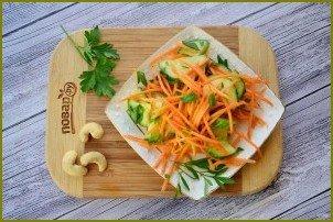 Пикантный салат из огурцов и моркови - фото шаг 3