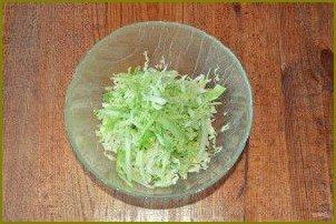 Салат с капустой, огурцами и кукурузой - фото шаг 2