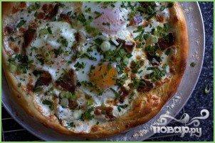 Пицца на завтрак с беконом, сыром и яйцами - фото шаг 4
