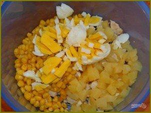 Салат с ананасами и йогуртом - фото шаг 3