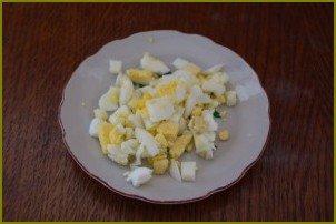 Салат с кириешками и сыром - фото шаг 6