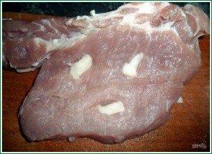 Нежные стейки из свинины с чесноком в духовке