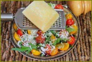 Салат из рукколы с помидорами черри и пармезаном - фото шаг 5
